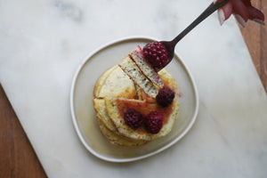 PANCAKES KETO DE LIMÓN Y SEMILLAS DE AMAPOLAS