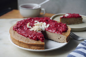 PASTEL DE BANANO Y NUECES CON SALSA DE FRAMBUESA