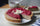 PASTEL DE BANANO Y NUECES CON SALSA DE FRAMBUESA