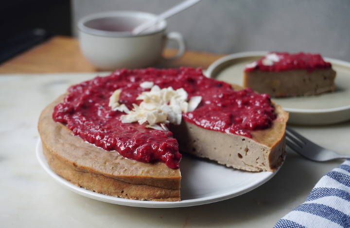 PASTEL DE BANANO Y NUECES CON SALSA DE FRAMBUESA