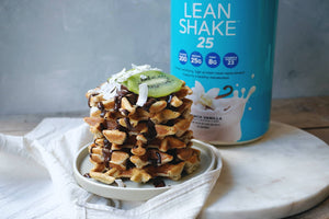 WAFFLES PROTEICOS CON SALSA DE CHOCOLATE