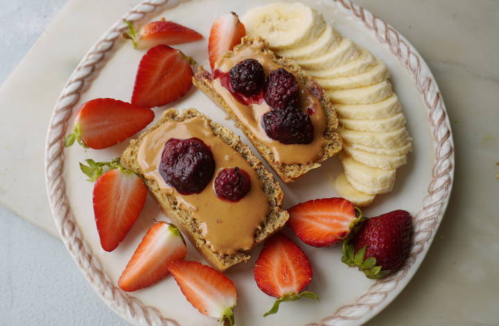 DESAYUNO PROTEICO COMPLETO CON BUDÍN Y FRUTAS