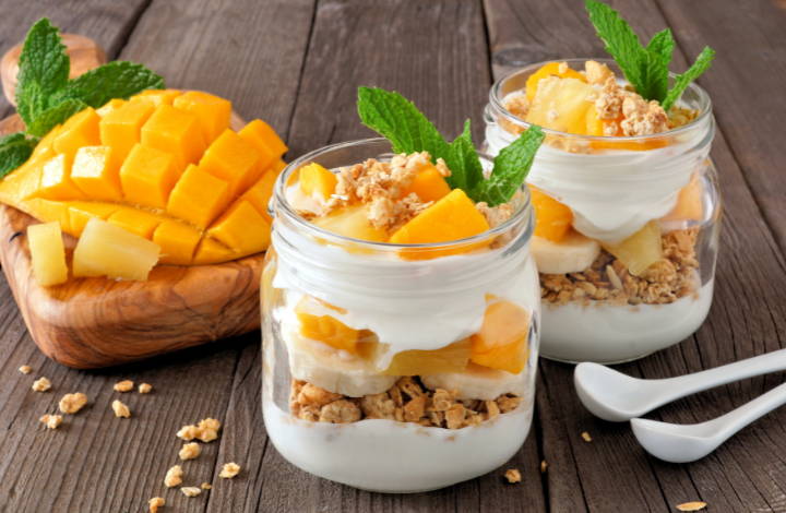 PARFAIT DE YOGUR, MANGO Y GRANOLA