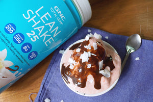 HELADO DE FRAMBUESA CON SALSA DE CHOCOLATE