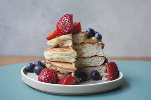 PANCAKES DE COCO CON FRUTOS ROJOS