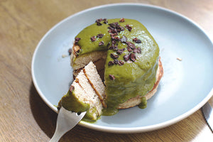 PANCAKES CON SALSA DE BANANA Y MATCHA