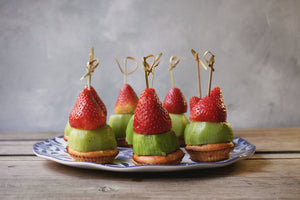 PINCHOS DE FRUTAS CON PANQUEQUITOS DE BANANO PROTEICOS
