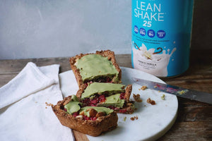 TARTA PROTEICA DE MATCHA Y FRAMBUESA
