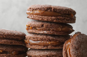 ALFAJORES KETO DE ALMENDRAS CON DULCE DE LECHE