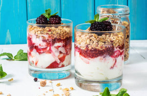YOGURT CON MERMELADA DE FRUTILLA, GRANOLA Y MORAS
