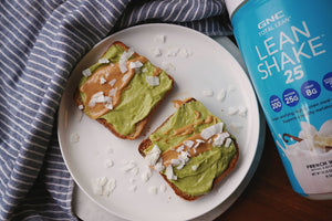 TOSTADAS CON CREMA DE AGUACATE DULCE PROTEICA